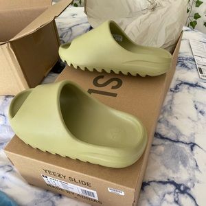 Yeezy slides size 6 men’s resin.